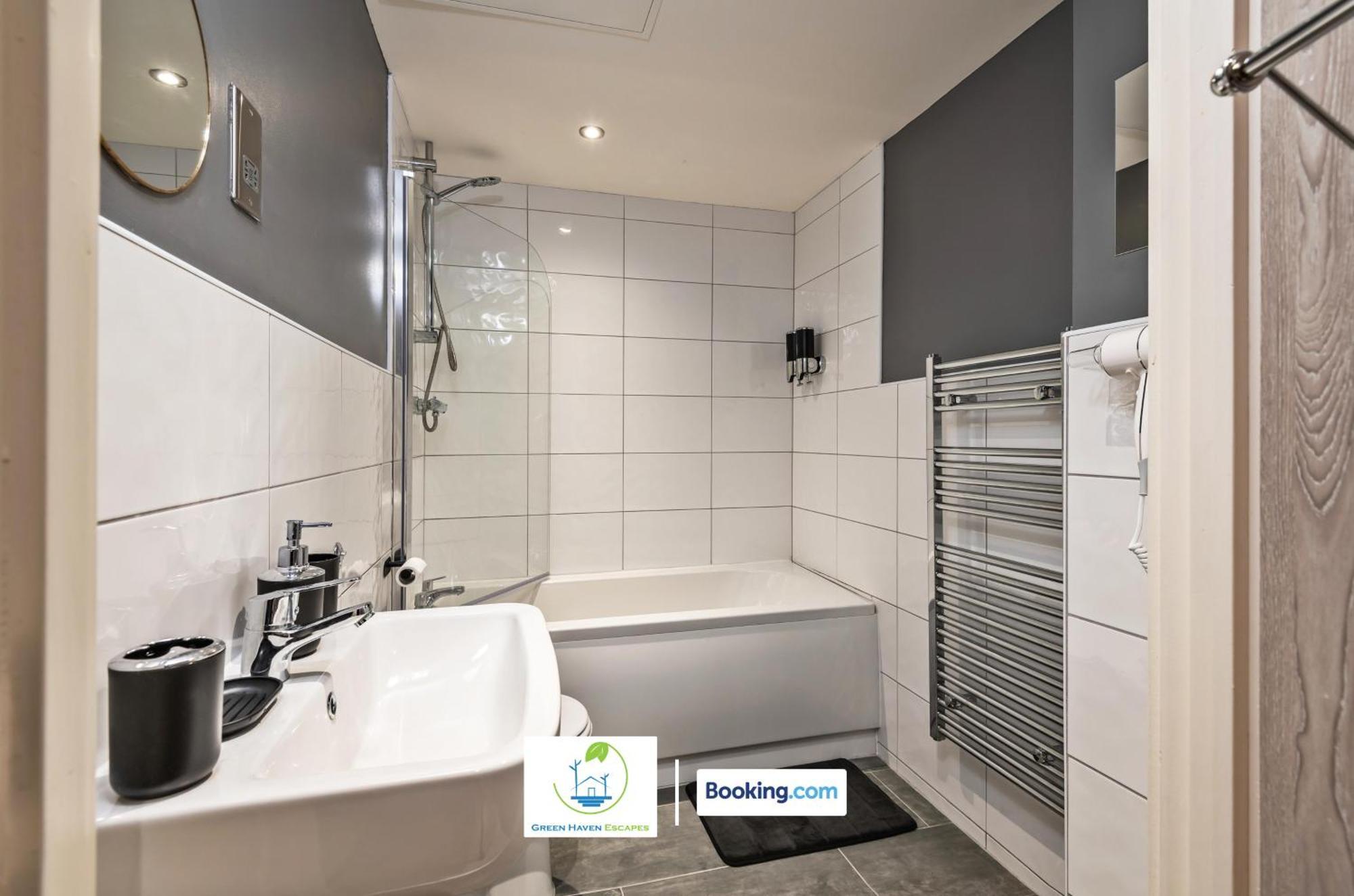 Spacious 1 Bedroom Apartment With 4K Cinema Experience By Green Haven Escapes In Bradford 布雷得佛 外观 照片